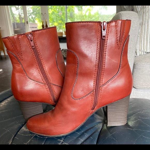 CLARKS cognac leather heeled classic style comfort heel rust vine boots 8M - Picture 3 of 8